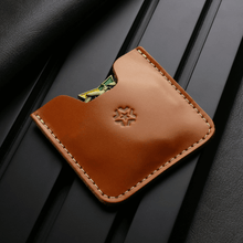 Carregar imagem no visualizador da galeria, PORTA MOEDA COURO 75 x 70 MM