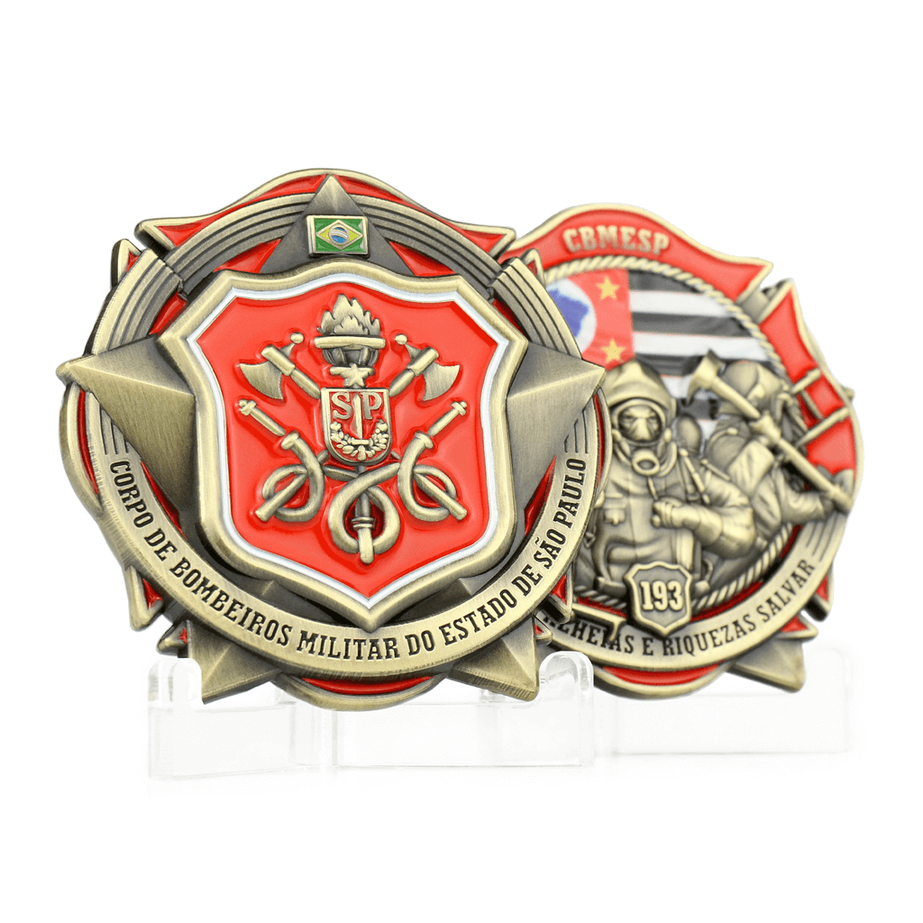Duas moedas colecionáveis do CBMESP, com brasão da instituição e representação em 3D dos bombeiros militares. 